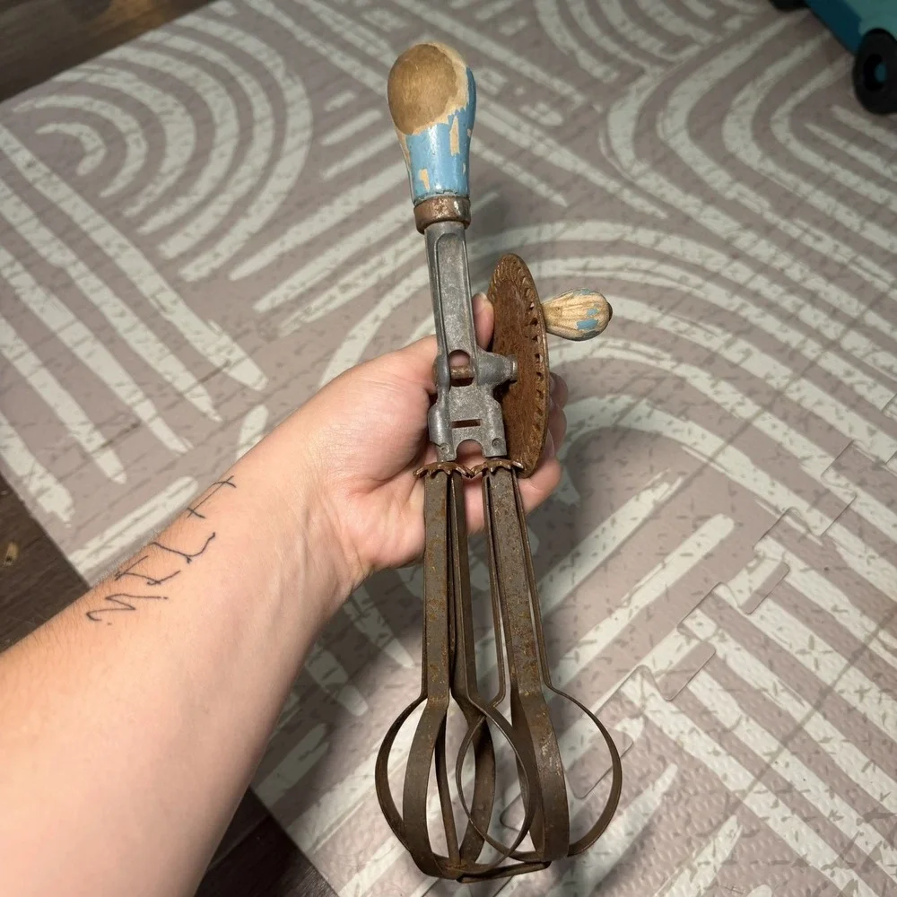 Vintage. Blue A&J Hand Crank Manual Egg Beater Whip Mixer Wood Handle PAT 1923.